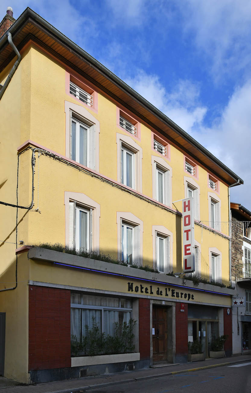 Chambre de l'Hôtel traditionnel à La Côte-Saint-André en Isère. C'est un hôtel acceptant les animaux.